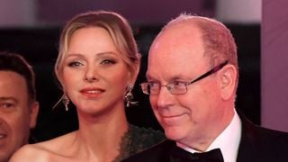 Charlene et Albert de Monaco se retrouvent dans la salle des mariages de la mairie de Monaco, une cérémonie symbolique a eu lieu