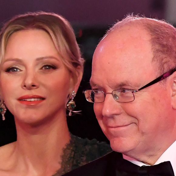La princesse Charlene de Monaco et le prince Albert II de Monaco  durant la 69ème édition du Bal de la Rose dans la Salle des Étoiles du Sporting Monte-Carlo à Monaco.
Cette année encore, c'est Christian Louboutin qui est le directeur artistique de l'événement dont le thème est "Sunset Bal" dans un décor qui a plongé les invités dans les Caraibes. © Bruno Bebert / Pool Monaco / Bestimage