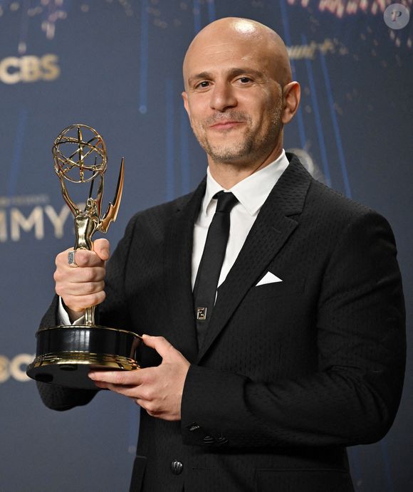 Adam Randall tient l'Emmy de la meilleure réalisation pour une série dramatique pour " Slow Horses ", dans les coulisses de la 77e cérémonie annuelle des Primetime Emmy Awards au Peacock Theater à Los Angeles, le dimanche 14 septembre 2025. Photo par Chris Chew/UPI/ABACAPRESS.COM.