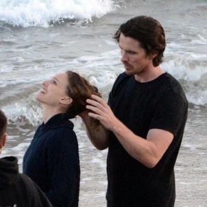 Natalie Portman et Christian Bale en tournage sur la plage à Los Angeles, CA, USA le 30 mai 2012. Photo Ramey Agency/ABACAPRESS.COM