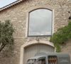 Pour rappel, cette fameuse propriété n'est autre que le spectaculaire Château de Miraval, situé sur la commune de Correns, dans le Var. 

Image du château de Miraval appartenant à Brad Pitt dans le Sud de la France. Image de TF1.