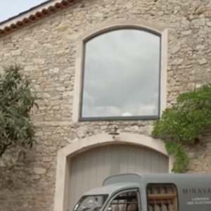 Pour rappel, cette fameuse propriété n'est autre que le spectaculaire Château de Miraval, situé sur la commune de Correns, dans le Var.
Image du château de Miraval appartenant à Brad Pitt dans le Sud de la France. Image de TF1.