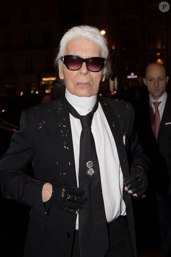 Mais le 19 février 2019, l'emblématique couturier et directeur artistique de la maison Chanel a tiré son ultime révérence à l'âge de 85 ans.

Karl Lagerfeld arrivant à la soirée de Carine Roitfeld à l'hôtel Four Seasons George V à Paris, le 4 mars 2017.