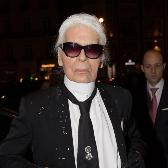 Mais le 19 février 2019, l'emblématique couturier et directeur artistique de la maison Chanel a tiré son ultime révérence à l'âge de 85 ans.

Karl Lagerfeld arrivant à la soirée de Carine Roitfeld à l'hôtel Four Seasons George V à Paris, le 4 mars 2017.