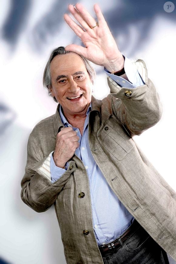 Philippe Lavil pose lors d'une séance de portrait à Paris, France, le 20 décembre 2024. Photo par VIM/ABACAPRESS.COM