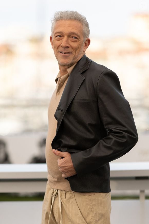 Récemment aperçu au concert de Jul après le Festival de Cannes, l’acteur avait d’ailleurs tenu des propos très élogieux au sujet de Monica Bellucci dans un entretien récemment accordé à "France 3 Côte d’Azur" 

Vincent Cassel - Photocall du film "Histoires Parallèles" lors du 79ème Festival International du Film de Cannes, le 15 mai 2026.
© Jacovides/Moreau/Bestimage