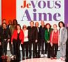 Exclusif - Dany Brillant et sa mère Mireille Cohen, Laurent Voulzy et ses fils Cliff, Julien, Quentin et Nicolas, Anne Roumanoff et sa mère Colette, Michel Drucker, Gad Elmaleh et ses parents David et Régine, Roman Doduik et ses parents Gérard et Véronique, Michèle Bernier et ses enfants Enzo et Charlotte Gaccio lors du backstage de l'enregistrement de l'émission "Famille je vous aime" présentée par M. Drucker et qui sera diffusée le 13 juin 2025 sur France 3, aux Studios rive gauche à Paris, France, le 14 avril 2025. © Clovis-Gaffiot/Bestimage
Tout au long de sa carrière, Michel Drucker a interviewé les parents de ses invités pour comprendre leur parcours. Il a tissé des liens avec chacune de leur famille. Voilà comment est née l'idée de " Famille je vous aime ".
Cette émission diffusée en prime time sur France 3, entre la Fête des Mères et la Fête des Pères, a pour thème principal la transmission.
La famille a toujours inspiré les artistes que ce soit en chanson ou en humour. Gad Elmaleh, le parrain de cette première émission sera accompagné de Régine et David, ses parents. Il y aura également Dany Brillant, Anne Roumanoff, Roman Doduick et leur maman, Michèle Bernier, Laurent Voulzy, Gérard Lanvin, Louis Chedid, Michel et Beatrice Leeb et leurs enfants, mais aussi David Hallyday et Olivier de Benoist dont les récents spectacles abordent ce sujet.
Entre émotion et fous rires, nous n'avons pas fini d'aimer ces drôles de Familles !