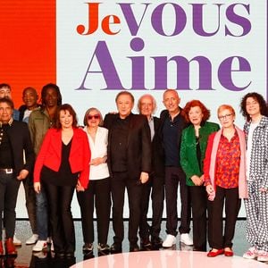 Exclusif - Dany Brillant et sa mère Mireille Cohen, Laurent Voulzy et ses fils Cliff, Julien, Quentin et Nicolas, Anne Roumanoff et sa mère Colette, Michel Drucker, Gad Elmaleh et ses parents David et Régine, Roman Doduik et ses parents Gérard et Véronique, Michèle Bernier et ses enfants Enzo et Charlotte Gaccio lors du backstage de l'enregistrement de l'émission "Famille je vous aime" présentée par M. Drucker et qui sera diffusée le 13 juin 2025 sur France 3, aux Studios rive gauche à Paris, France, le 14 avril 2025. © Clovis-Gaffiot/Bestimage
Tout au long de sa carrière, Michel Drucker a interviewé les parents de ses invités pour comprendre leur parcours. Il a tissé des liens avec chacune de leur famille. Voilà comment est née l'idée de " Famille je vous aime ".

Cette émission diffusée en prime time sur France 3, entre la Fête des Mères et la Fête des Pères, a pour thème principal la transmission.

La famille a toujours inspiré les artistes que ce soit en chanson ou en humour. Gad Elmaleh, le parrain de cette première émission sera accompagné de Régine et David, ses parents. Il y aura également Dany Brillant, Anne Roumanoff, Roman Doduick et leur maman, Michèle Bernier, Laurent Voulzy, Gérard Lanvin, Louis Chedid, Michel et Beatrice Leeb et leurs enfants, mais aussi David Hallyday et Olivier de Benoist dont les récents spectacles abordent ce sujet.

Entre émotion et fous rires, nous n'avons pas fini d'aimer ces drôles de Familles !