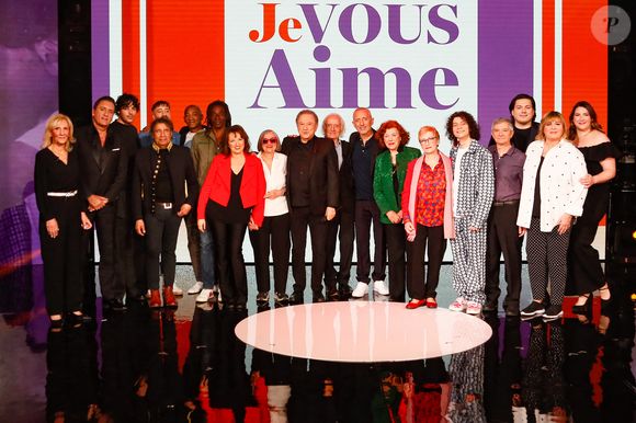 Exclusif - Dany Brillant et sa mère Mireille Cohen, Laurent Voulzy et ses fils Cliff, Julien, Quentin et Nicolas, Anne Roumanoff et sa mère Colette, Michel Drucker, Gad Elmaleh et ses parents David et Régine, Roman Doduik et ses parents Gérard et Véronique, Michèle Bernier et ses enfants Enzo et Charlotte Gaccio lors du backstage de l'enregistrement de l'émission "Famille je vous aime" présentée par M. Drucker et qui sera diffusée le 13 juin 2025 sur France 3, aux Studios rive gauche à Paris, France, le 14 avril 2025. © Clovis-Gaffiot/Bestimage
Tout au long de sa carrière, Michel Drucker a interviewé les parents de ses invités pour comprendre leur parcours. Il a tissé des liens avec chacune de leur famille. Voilà comment est née l'idée de " Famille je vous aime ".

Cette émission diffusée en prime time sur France 3, entre la Fête des Mères et la Fête des Pères, a pour thème principal la transmission.

La famille a toujours inspiré les artistes que ce soit en chanson ou en humour. Gad Elmaleh, le parrain de cette première émission sera accompagné de Régine et David, ses parents. Il y aura également Dany Brillant, Anne Roumanoff, Roman Doduick et leur maman, Michèle Bernier, Laurent Voulzy, Gérard Lanvin, Louis Chedid, Michel et Beatrice Leeb et leurs enfants, mais aussi David Hallyday et Olivier de Benoist dont les récents spectacles abordent ce sujet.

Entre émotion et fous rires, nous n'avons pas fini d'aimer ces drôles de Familles !