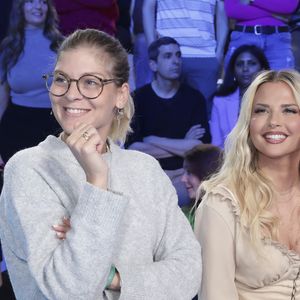 La chroniqueuse a pris quelques jours de vacances après l'arrêt de C8.

Exclusif - Kelly Vedovelli et Maya (Une amie), sur le plateau de l’émission « TPMP » présentée par C.Hanouna et diffusée en direct sur C8, Paris, France, le 25 fevrier 2025. Jack Tribeca / Bestimage