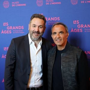 Bruce Toussaint et Nikos Aliagas - Vernissage de l'exposition "Les grands âges", photographies de Nikos Aliagas au musée de l'Homme à Paris le 7 avril 2026. © Dominique Jacovides/Bestimage