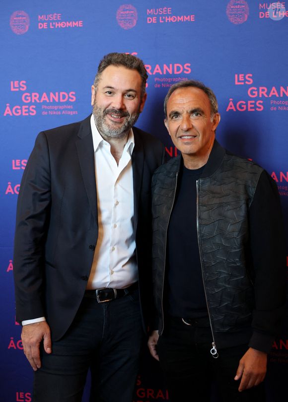 Bruce Toussaint et Nikos Aliagas - Vernissage de l'exposition "Les grands âges", photographies de Nikos Aliagas au musée de l'Homme à Paris le 7 avril 2026. © Dominique Jacovides/Bestimage