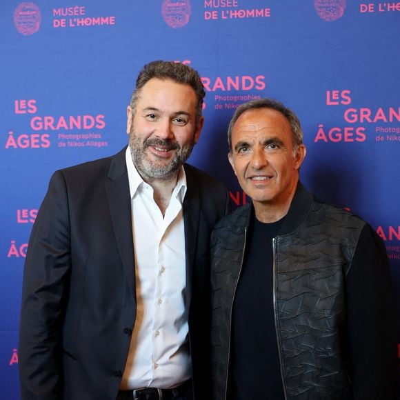 Bruce Toussaint et Nikos Aliagas - Vernissage de l'exposition "Les grands âges", photographies de Nikos Aliagas au musée de l'Homme à Paris le 7 avril 2026. © Dominique Jacovides/Bestimage