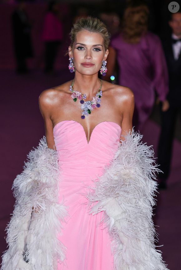 Lady Kitty Spencer sur le tapis rose du photocall du bal du British Museum 2025 à Londres, Royaume Uni, le 18 octobre 2025. © GoffPhotos/Bestimage