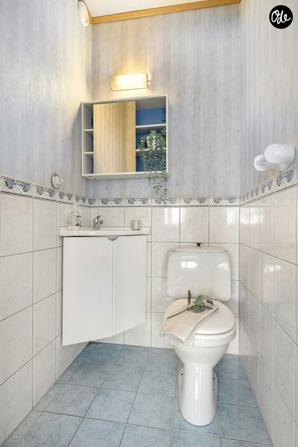 Économique et facile à utiliser, le bicarbonate reste un allié pratique pour l'entretien de la salle de bains.

Pourquoi est-ce important de mettre du bicarbonate de soude autour des toilettes ?