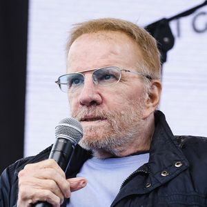 Christophe Lambert a rendu hommage à l'intégrité de son ex-compagne et à leur mode de vie discret à l'époque.

Le 15 mars 2025, Erba, Italie : Christopher Lambert est vu sur scène pour une interview avec des fans pendant la foire Como Fun à LarioFiere à Erba. (Crédit photo : © Alessandro Bremec/SOPA Images via ZUMA Press Wire)