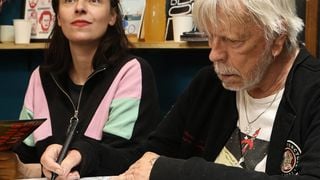 Renaud : Sa fille Lolita ouvre les portes de sa demeure à Paris, découvrez son intérieur rempli de figurines manga