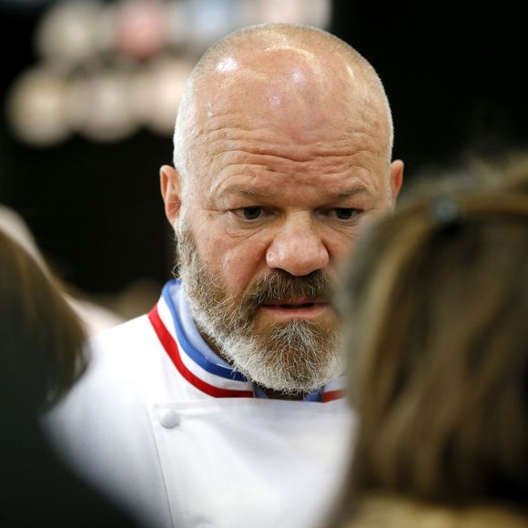 Exclusif - Le chef Philippe Etchebest fait le tour du salon "Exp'Hotel" à Bordeaux le 20 novembre 2017. Il animera de nombreux ateliers, conférences et cours de cuisines en public. Une douzaine de concours également récompenseront les meilleurs chefs et les espoirs de la restauration. Le concours le plus original est cette année sur le thème " La tête de cochon dans tous ses états". © Patrick Bernard/ Bestimage  No Web en Suisse / Belgique20/11/2017 - Bordeaux