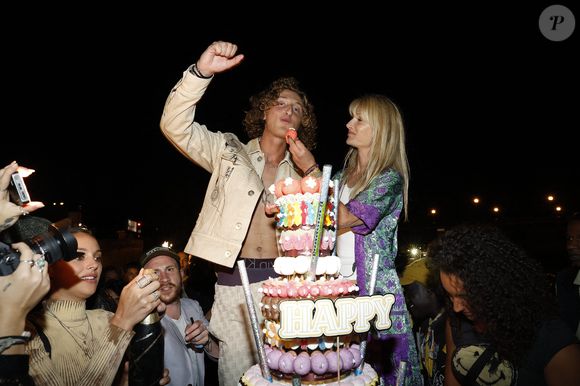Exclusif - Isabelle Camus et Joalukas Noah (gâteau) lors de la soirée d'anniversaire de Joalukas Noah, fils de Yannick Noah et Isabelle Camus, pour ses 18 ans à Paris le 10 juin 2022.

© Cyril Moreau / Bestimage