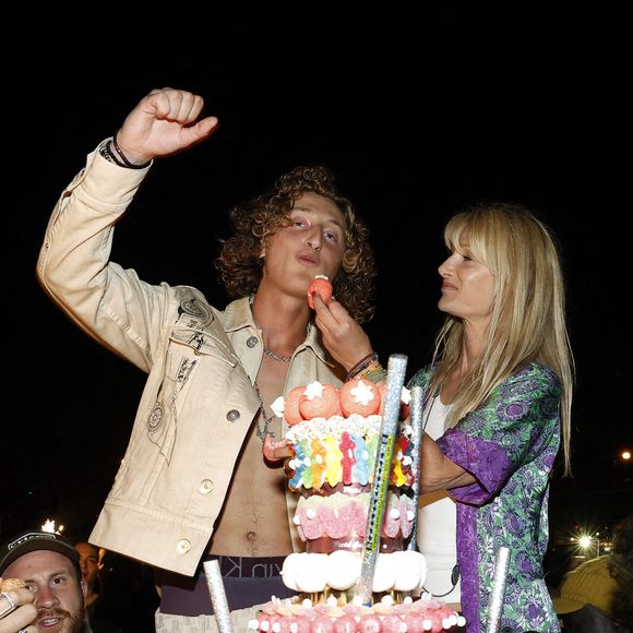 Exclusif - Isabelle Camus et Joalukas Noah (gâteau) lors de la soirée d'anniversaire de Joalukas Noah, fils de Yannick Noah et Isabelle Camus, pour ses 18 ans à Paris le 10 juin 2022.

© Cyril Moreau / Bestimage