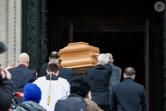 Stéphane Courbis porte le cercueil de son père - Arrivées à la cérémonie religieuse en hommage à Rolland Courbis dans l'église de la Madeleine à Paris, France, le 14 janvier 2026. © Jacovides-Moreau/Bestimage