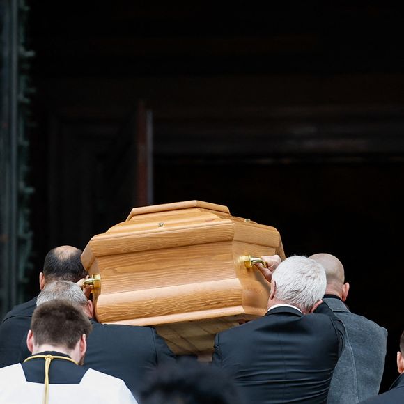 Stéphane Courbis porte le cercueil de son père - Arrivées à la cérémonie religieuse en hommage à Rolland Courbis dans l'église de la Madeleine à Paris, France, le 14 janvier 2026. © Jacovides-Moreau/Bestimage