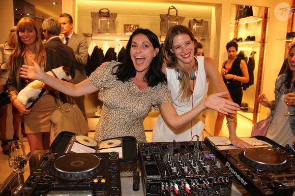 Avec qui la chanteuse est restée proche. 

Exclusif : Lio et sa fille Nubia aux platines lors de la Vogue Fashion Night Out, le 6 septembre 2012, à la boutique Escada, rue Saint-Honoré.