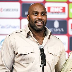 Quintuple champion olympique, Teddy Riner est souvent en déplacement, notamment lorsqu'il s'entraîne à l'université de Tenri au Japon.

Teddy Riner reçoit le trophée de l'Ippon de l'année lors de l'événement Paris Grand Slam 2025 IJF World Judo Tour à l'Accor Bercy Arena à Paris, France, le 2 février 2025. Photo by Victor Joly/ABACAPRESS.COM
