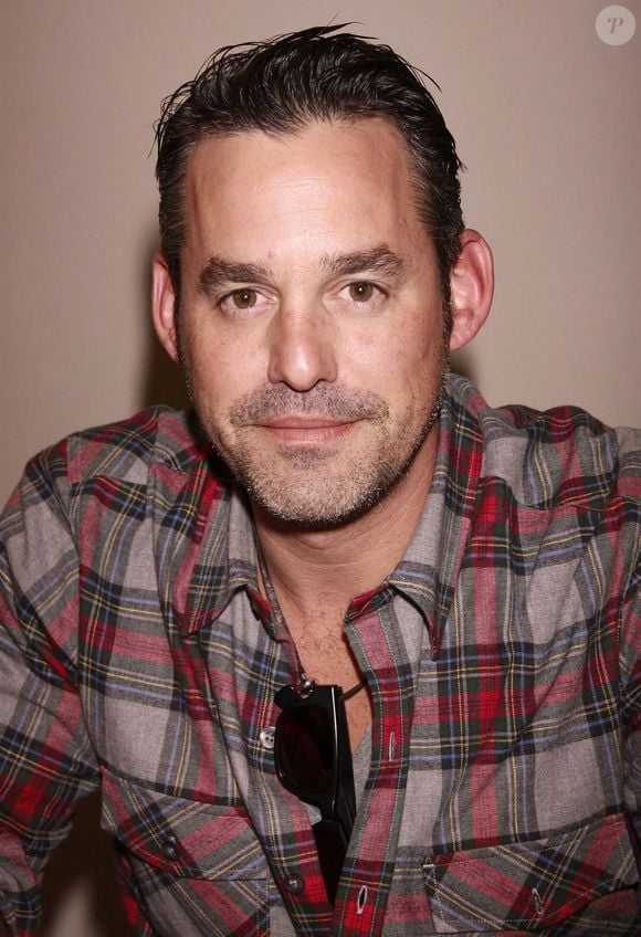 Le médecin légiste a formellement attribué la mort à une maladie cardiovasculaire athéroscléreuse et hypertensive.

Retro - Décès de l'acteur US, Nicholas Brendon (Buffy contre les vampires...), à l'âge de 54 ans - New York City, NY Nicholas Brendon, plus connu pour avoir incarné Xander Harris dans "Buffy contre les vampires", est décédé à l'âge de 54 ans, sa famille confirmant qu'il s'est éteint dans son sommeil de causes naturelles, alors que les fans se souviennent de son rôle de longue durée dans la série à succès ainsi que de ses apparitions dans "Esprits criminels" et "Psycho Beach Party".
Backgrid USA / Bestimage
