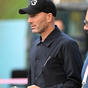 L'ancien joueur de football français Zinedine Zidane quitte Bercy Arena après avoir assisté à la demi-finale du match olympique de l'équipe de France contre l'équipe d'Allemagne, le treizième jour des Jeux Olympiques de 2024 à Paris, Bercy Arena, le 8 août 2024, Paris, France. Photo par Anthony Behar/SPUS/ABACAPRESS.COM