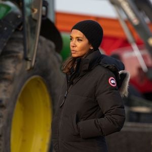 Karine Le Marchand soutient les agriculteurs sur le barrage de l'Autoroute A4 à hauteur de Jossigny en Seine et Marne le 29 Janvier 2024. 
© Jeremy Melloul - Pierre Perusseau / Bestimage