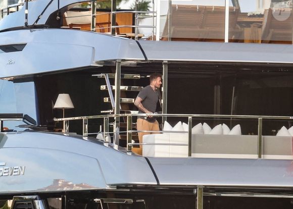 Le couple a récemment fait une acquisition importante, un yacht, qui suscite beaucoup d’attention.


Miami, Floride – EXCLUSIF – L’ancienne star du football David Beckham a été aperçue profitant d’un après-midi ensoleillé à bord d’un yacht, voguant paisiblement sur les eaux calmes de la baie de Miami, en février 2025.

Sur la photo : David Beckham