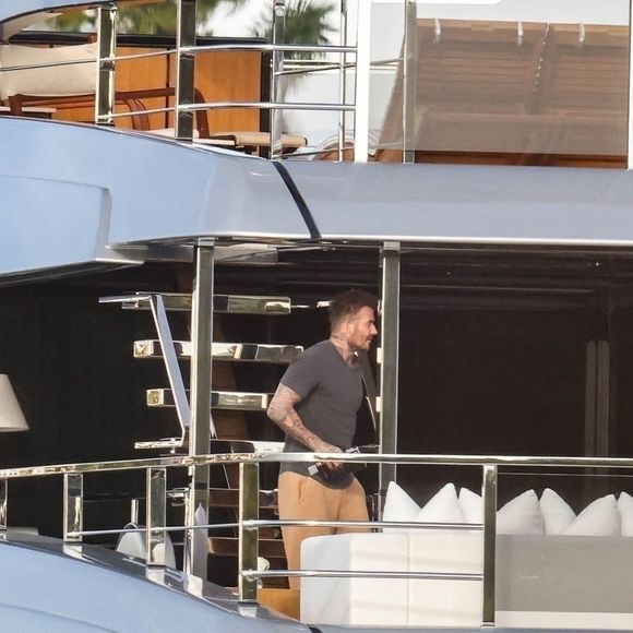 Le couple a récemment fait une acquisition importante, un yacht, qui suscite beaucoup d’attention.


Miami, Floride – EXCLUSIF – L’ancienne star du football David Beckham a été aperçue profitant d’un après-midi ensoleillé à bord d’un yacht, voguant paisiblement sur les eaux calmes de la baie de Miami, en février 2025.

Sur la photo : David Beckham