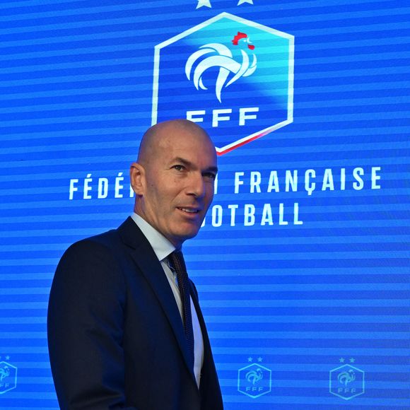 Cette discipline ne l'a jamais quitté, même plusieurs années après la fin de sa carrière de joueur.

L'ancien international français de football Zinédine Zidane s'exprime lors d'une conférence de presse visant à le présenter comme le nouveau sélectionneur de l'équipe de France, au siège de la Fédération française de football (FFF) à Paris, le 28 juillet 2026.

© Christian Liewig/Bestimage