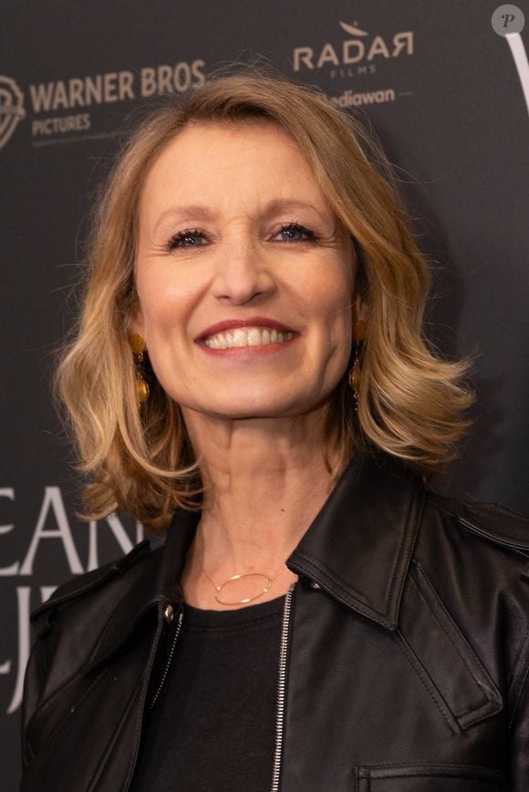 "J'ai envie de pleurer, je suis tellement émue", a écrit Alexandra Lamy en story de son compte Instagram. 

Alexandra Lamy à la première du film "Jean Valjean" au cinéma Publicis à Paris le 17 novembre 2025.

Photo par Julien Sarkissian / Bestimage