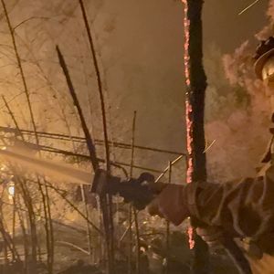 Les pompiers s'efforcent de circonscrire l'incendie d'Eaton à l'extérieur de Los Angeles. Des ordres d'évacuation ont été donnés pour les zones d'Altadena, de Pasadena et de Sierra Madre après qu'un feu de broussailles à progression rapide se soit déclaré dans la nuit de mardi à mercredi. En quelques heures, l'incendie a atteint une superficie de 1 000 hectares.