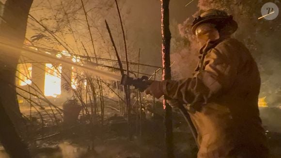 Les pompiers s'efforcent de circonscrire l'incendie d'Eaton à l'extérieur de Los Angeles. Des ordres d'évacuation ont été donnés pour les zones d'Altadena, de Pasadena et de Sierra Madre après qu'un feu de broussailles à progression rapide se soit déclaré dans la nuit de mardi à mercredi. En quelques heures, l'incendie a atteint une superficie de 1 000 hectares.