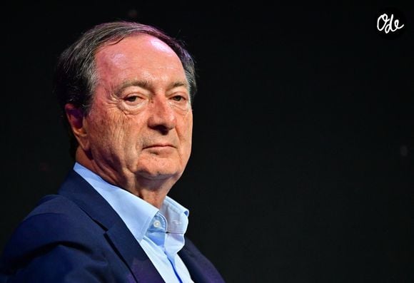 Entre influence politique, héritage familial et proximité avec le public, il s’est construit une image d’"épicier" moderne.

Michel-Édouard Leclerc lors du débat “La nuit de la nouvelle République” à l’initiative de G.Attal au Palais Brongniart à Paris le 27 janvier 2026. © Christian Liewig / Bestimage