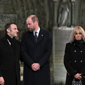 (De gauche à droite) Le président français, Emmanuel Macron, le prince britannique William, prince de Galles, et Brigitte Macron assistent à la cérémonie de bienvenue lors de la réouverture officielle de la cathédrale Notre-Dame de Paris, en France, le 7 décembre 2024, après plus de cinq ans de travaux de reconstruction à la suite de l'incendie d'avril 2019.