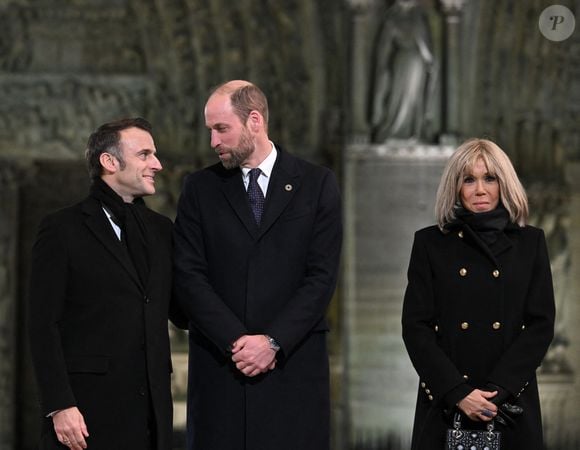 (De gauche à droite) Le président français, Emmanuel Macron, le prince britannique William, prince de Galles, et Brigitte Macron assistent à la cérémonie de bienvenue lors de la réouverture officielle de la cathédrale Notre-Dame de Paris, en France, le 7 décembre 2024, après plus de cinq ans de travaux de reconstruction à la suite de l'incendie d'avril 2019.