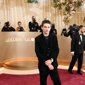 Timothée Chalamet marchant sur le tapis rouge de la 83ème édition annuelle des Golden Globes à Los Angeles à l'hôtel Beverly Hilton. © Alessandro Galatoli/ZUMA Press Wire / Bestimage