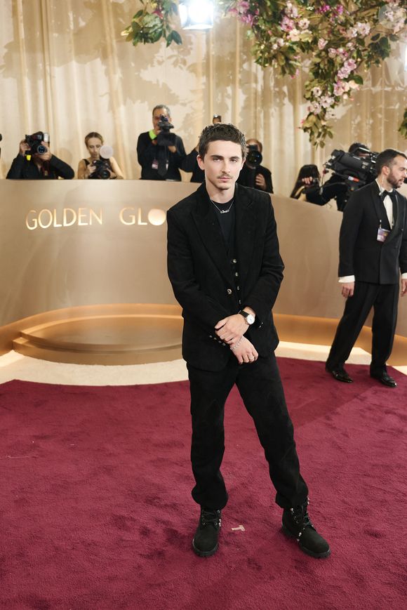 Timothée Chalamet marchant sur le tapis rouge de la 83ème édition annuelle des Golden Globes à Los Angeles à l'hôtel Beverly Hilton. © Alessandro Galatoli/ZUMA Press Wire / Bestimage