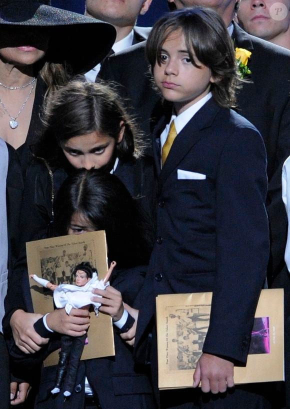 Paris Katherine Jackson, à gauche, Prince Michael Jackson et Prince Michael Jackson II sur scène lors de la cérémonie de commémoration de Michael Jackson au Staples Center à Los Angeles, CA, USA le 7 juillet 2009. Pool photo Mark J. Terrill/AP/PA-ABACAPRESS.COM (Sur la photo : Paris Jackson, Prince Michael Jackson, Prince Michael Jackson II)
