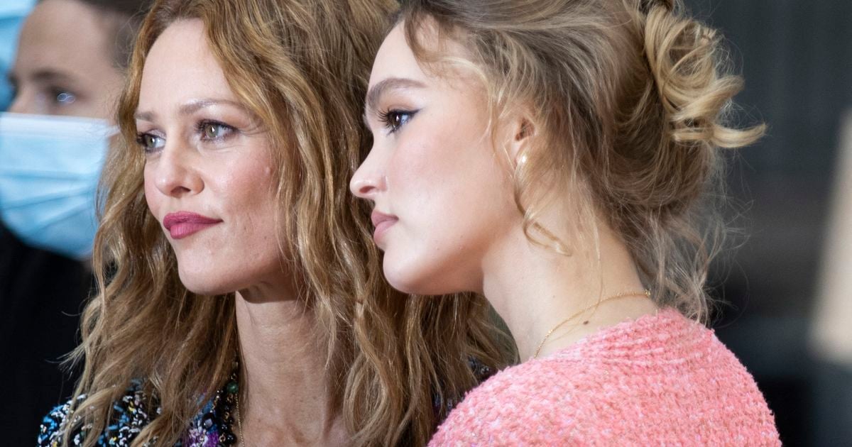 リリー・ローズとジャックは母親のヴァネッサ・パラディスのニューアルバムで、歌手は自分自身を正当化します。