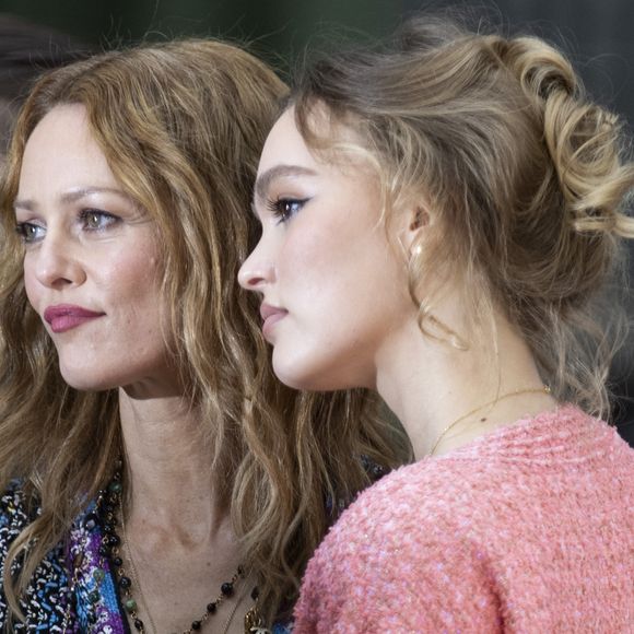 Vanessa Paradis sort son huitième album "Le Retour des beaux jours". 


Vanessa Paradis et sa fille Lily Rose Depp au photocall du défilé de mode prêt-à-porter printemps-été "Chanel" au Grand Palais à Paris. © Olivier Borde / Bestimage