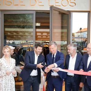 Exclusif - Jean-Philippe Nuel (Architecte d’intérieur), Maud Bailly (Directrice générale Sofitel, MGallery & Emblems), Sébastien Bazin (PDG du groupe Accor), Patrick Bruel, Pierre Gonzalvez (Maire de l’Isle sur la Sorgue), Emmanuel Borla (Directeur de l’hôtel) - Patrick Bruel inaugure son hôtel cinq étoiles "L'Isle de Leos MGallery" à L'Isle-sur-la-Sorgue, France, le 23 septembre 2025. © Jack Tribeca / Bestimage