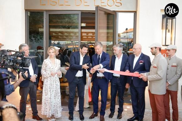 Exclusif - Jean-Philippe Nuel (Architecte d’intérieur), Maud Bailly (Directrice générale Sofitel, MGallery & Emblems), Sébastien Bazin (PDG du groupe Accor), Patrick Bruel, Pierre Gonzalvez (Maire de l’Isle sur la Sorgue), Emmanuel Borla (Directeur de l’hôtel) - Patrick Bruel inaugure son hôtel cinq étoiles "L'Isle de Leos MGallery" à L'Isle-sur-la-Sorgue, France, le 23 septembre 2025. © Jack Tribeca / Bestimage