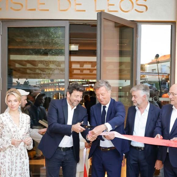 Exclusif - Jean-Philippe Nuel (Architecte d’intérieur), Maud Bailly (Directrice générale Sofitel, MGallery & Emblems), Sébastien Bazin (PDG du groupe Accor), Patrick Bruel, Pierre Gonzalvez (Maire de l’Isle sur la Sorgue), Emmanuel Borla (Directeur de l’hôtel) - Patrick Bruel inaugure son hôtel cinq étoiles "L'Isle de Leos MGallery" à L'Isle-sur-la-Sorgue, France, le 23 septembre 2025. © Jack Tribeca / Bestimage