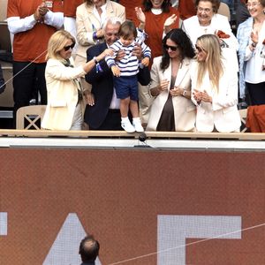Le clan Nadal ( sa femme Xisca Perello, leur fils Rafael Junior, les parents Sebastian Nadal et Ana Maria Perera, son oncle Toni Nadal, sa soeur Maria Isabel - Maribel) -  Roland Garros 2025 (Internationaux de France de tennis) : Cérémonie d'hommage pour Rafael Nadal le 25 mai 2025.
© Cyril Moreau-Dominique Jacovides / Bestimage