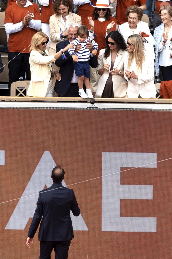 Le clan Nadal ( sa femme Xisca Perello, leur fils Rafael Junior, les parents Sebastian Nadal et Ana Maria Perera, son oncle Toni Nadal, sa soeur Maria Isabel - Maribel) -  Roland Garros 2025 (Internationaux de France de tennis) : Cérémonie d'hommage pour Rafael Nadal le 25 mai 2025.
© Cyril Moreau-Dominique Jacovides / Bestimage